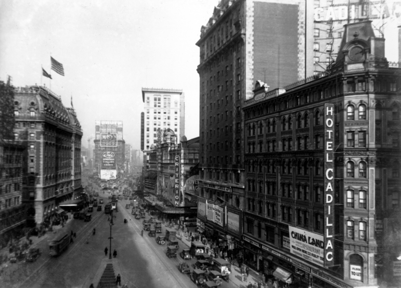 Illustration for article titled Así ha cambiado la plaza más emblemática de Nueva York en los últimos 100 años: caída y auge de Times Square